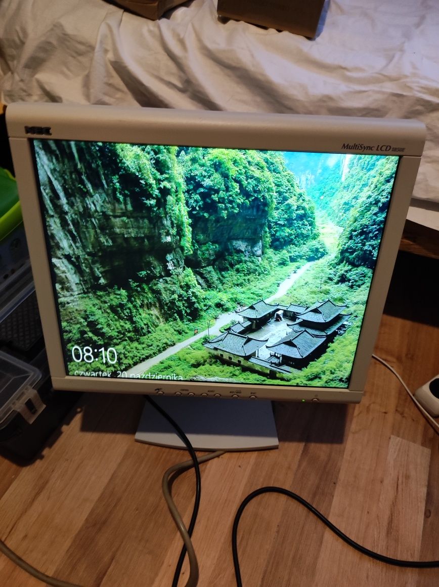 Monitor NEC 1850E sprawny ze skazą