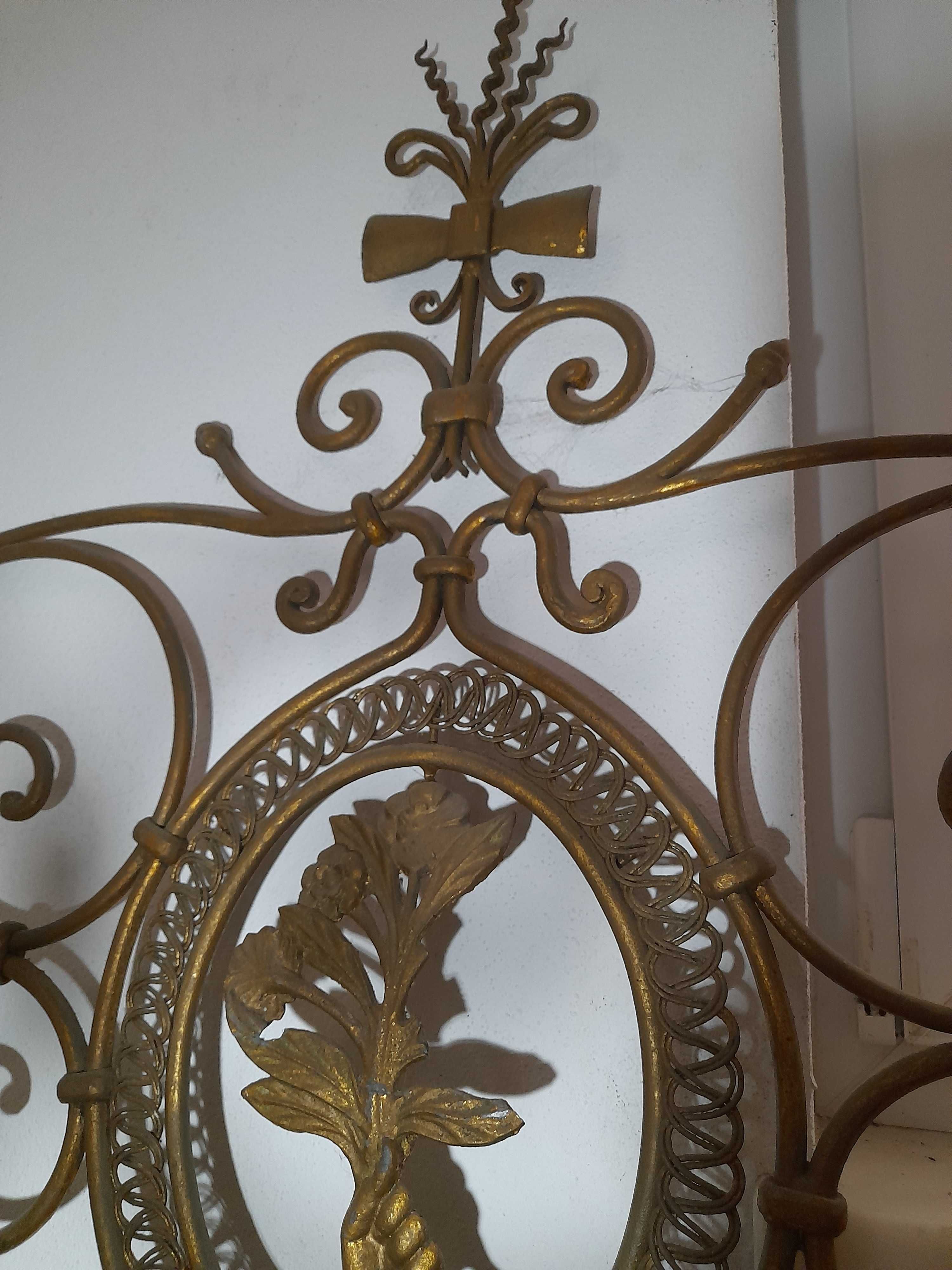 Cama de ferro antiga incomum