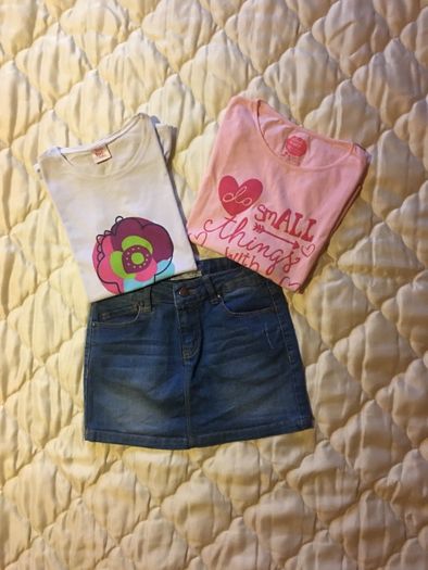 Conjunto saia, camisola e t-shirt