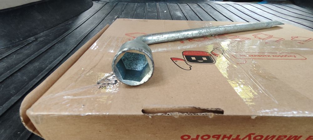 Баллонный ключ и вороток домкрата