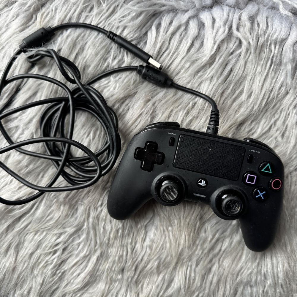 Pad przewodowy Nacon PS4
