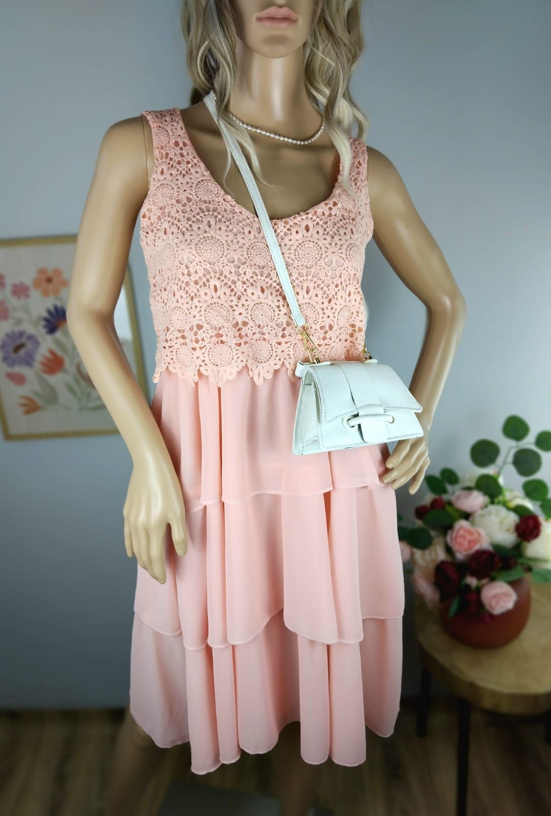 Elegancka sukienka pudrowa pastelowa falbany koronkowa wesele letnia S