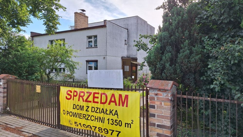 Dom z budynkami gospodarczymi