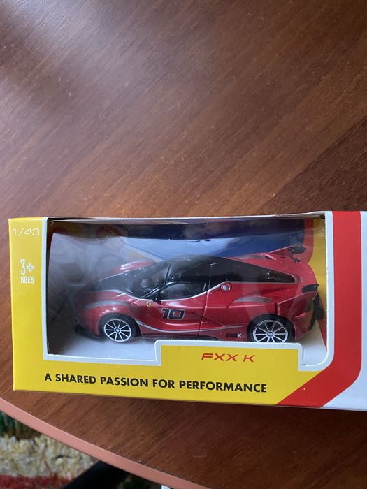 Продам модельки машин Ферарі