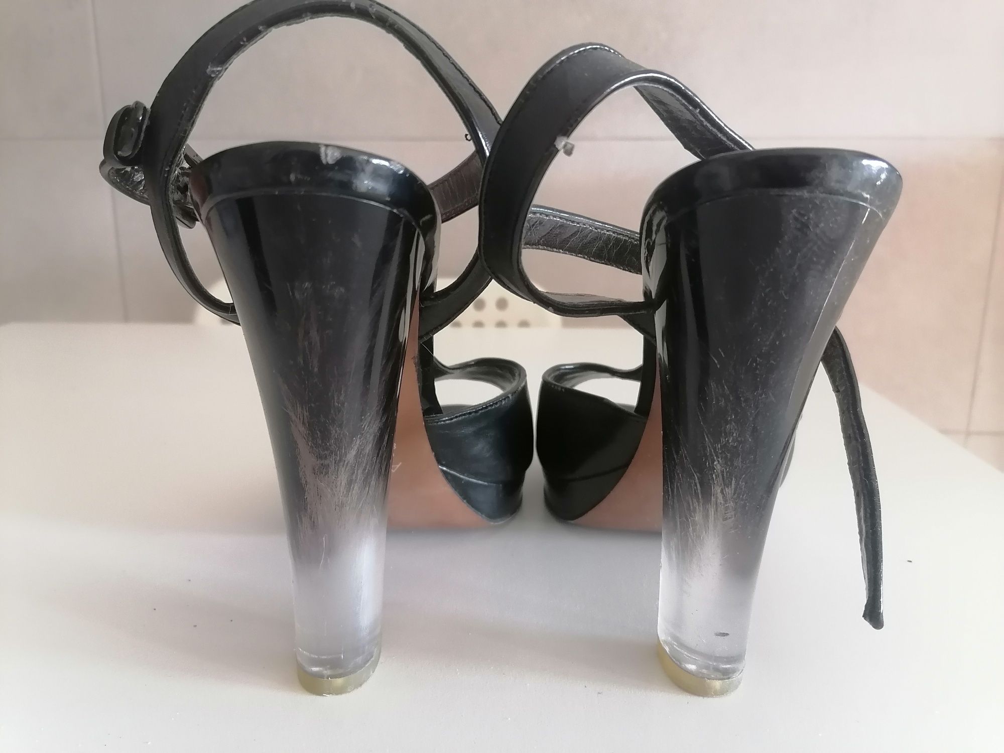 Sapatos com fivela