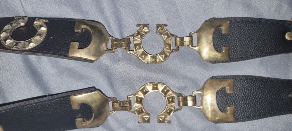 Pas damski z podkowami i literami