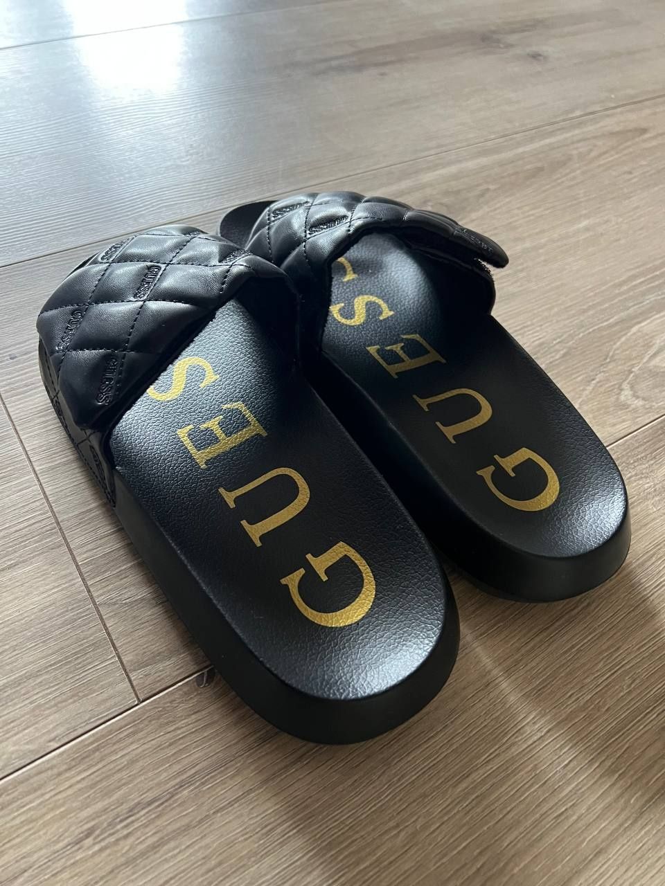 Женские тапочки Guess.