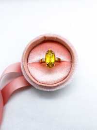 Złoty pierścionek z żółtym kamieniem