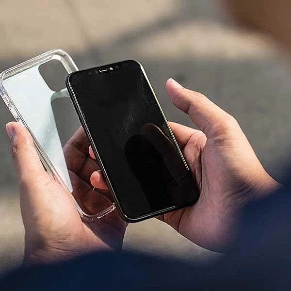 Etui Uniq LifePro Tinsel na iPhone 11 Pro Max - czarne