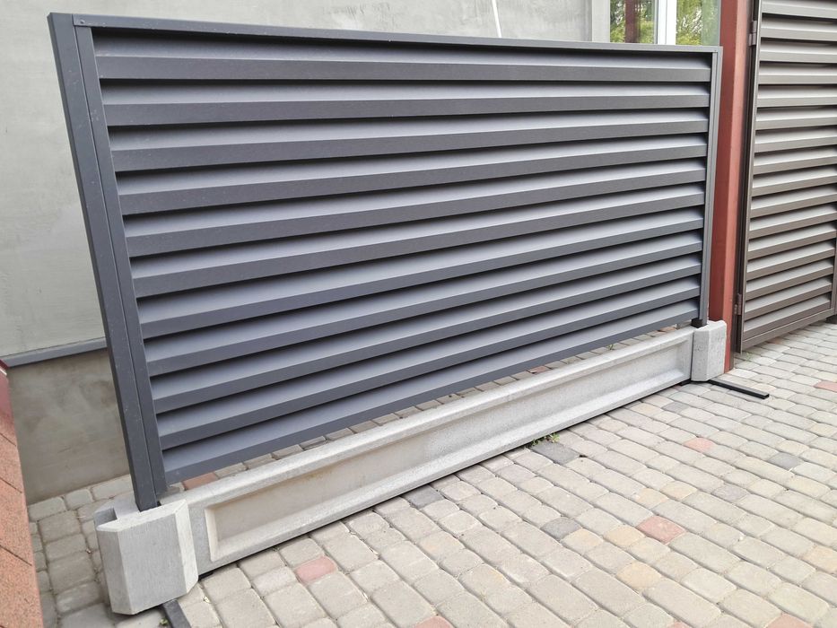 Готовий фундамент для паркану. Бетонна підмурівка. Забор огорожа пліт