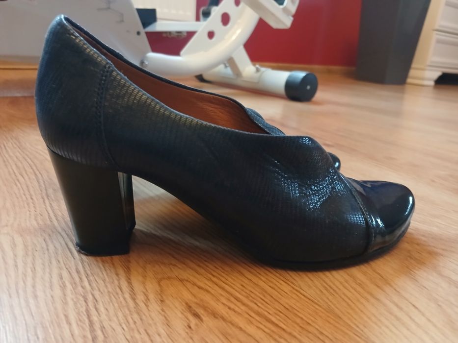 Granatowe skórzane czułenka 37