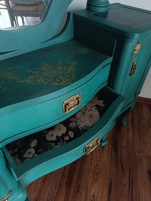 Toaletka ręcznie malowana