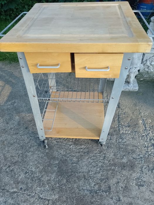 Stolik kuchenny na kółkach