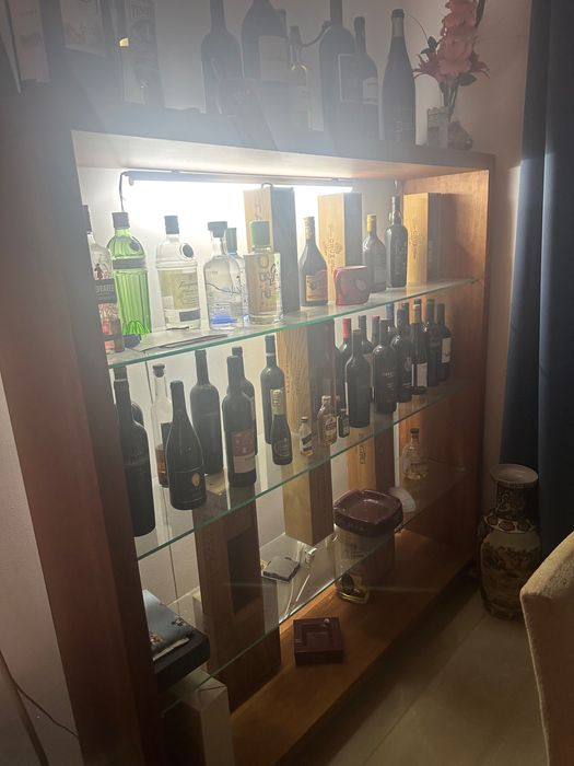 Estante maciça com luz