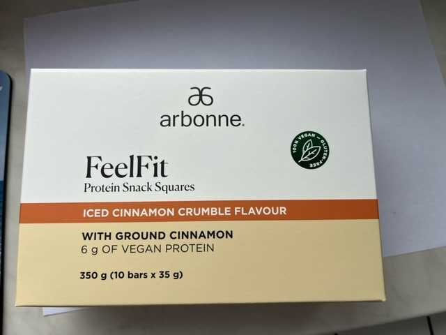 Arbonne FeelFit Przekąski proteinowe — smak cynamonowej kruszonki