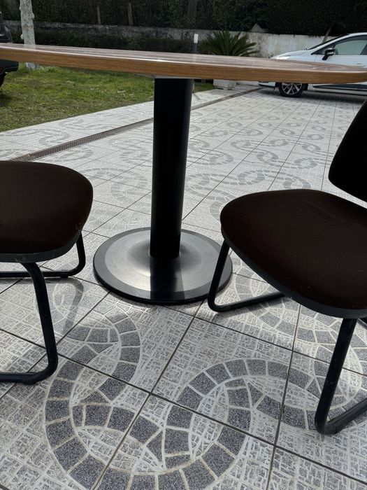 Mesa redonda com 2 cadeiras