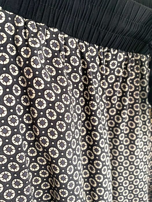 Calças fluídas, com bolsos, tons de preto e branco, tamanho único