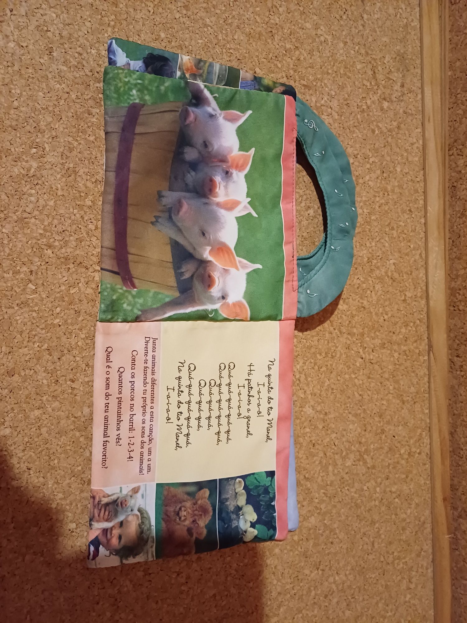 Livro em tecido bebé, vários animais e canções. Didático.