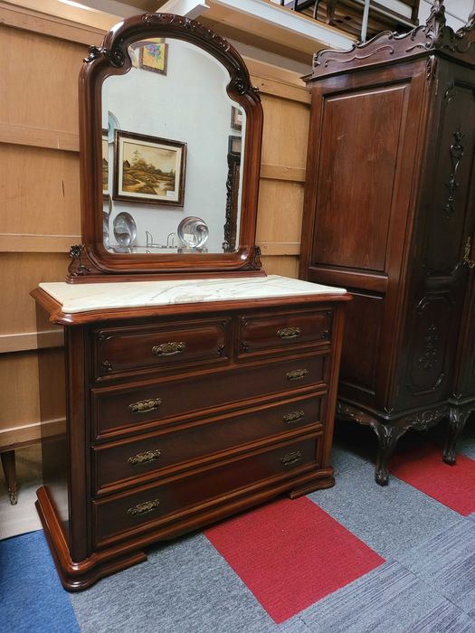 Grande cómoda em madeira com tampo em pedra e espelho - óptimo estado