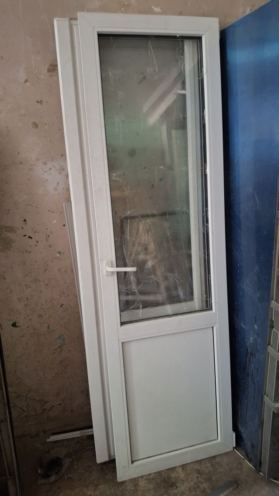Продам металопластиковые двери выход на балкон с фрамугой