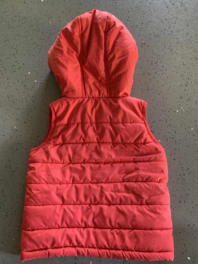 Colete vermelho menino