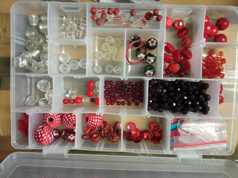 Missangas e acessórios para execução de colares, pulseiras, aneis etc