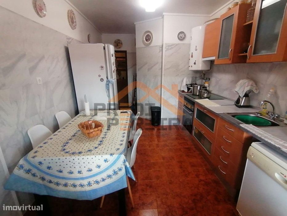 Quartos para arrendar, na Ramada - Bons Dias | Próximo do ISCE).