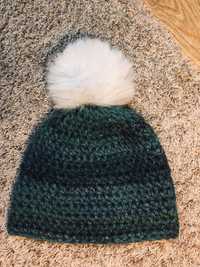 Zielona ciepła czapka zimowa damska z pomponem