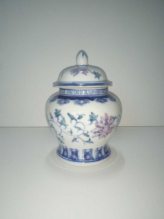 Pote chinês com tampa, em cerâmica
