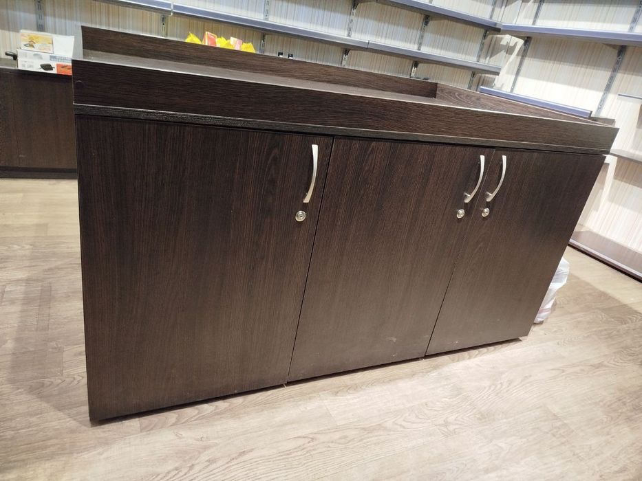 Большая и очень вместительная тумба на 6 дверок.