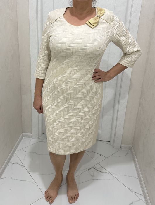 Молочное платье с бантом