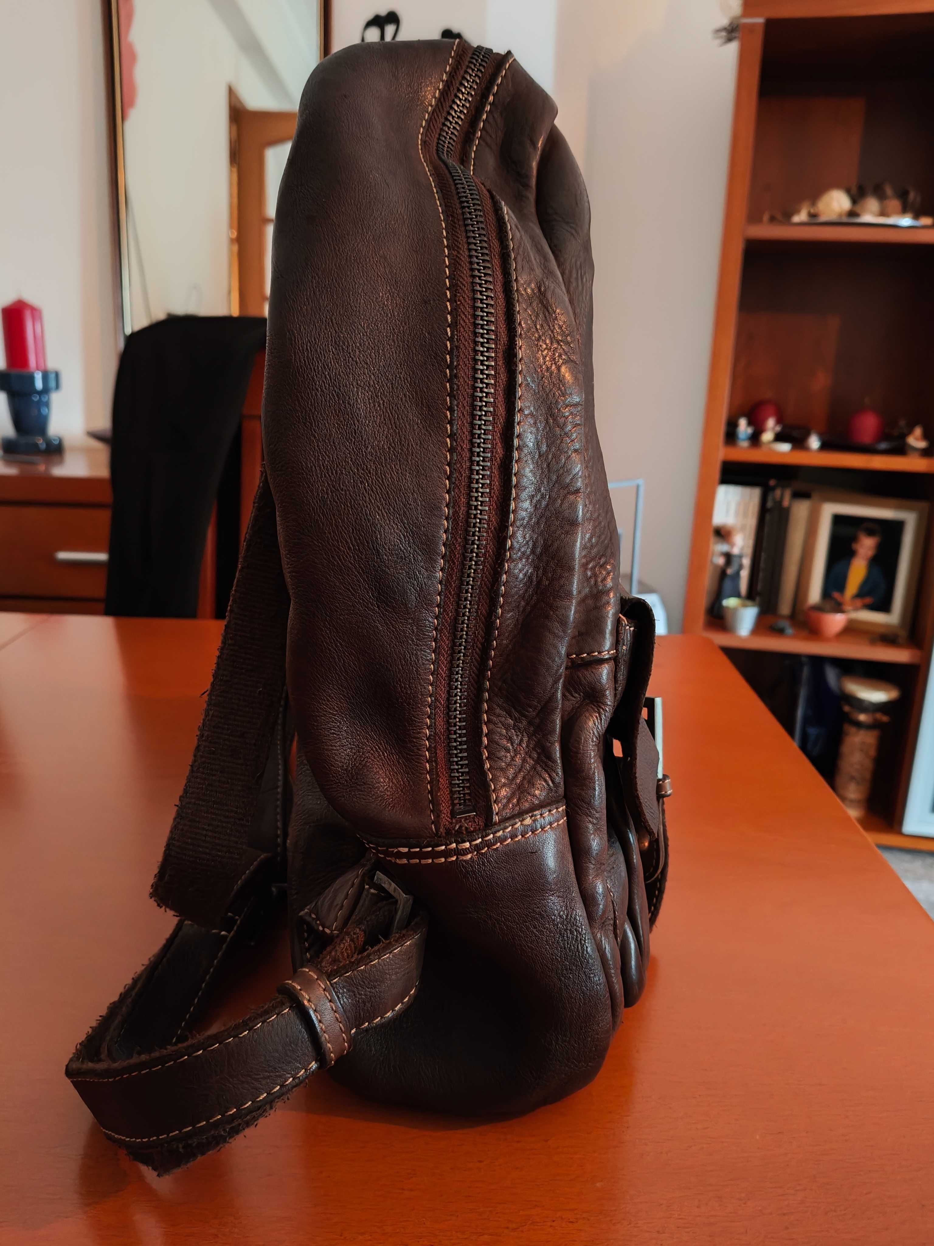 Mochila em pele genuína