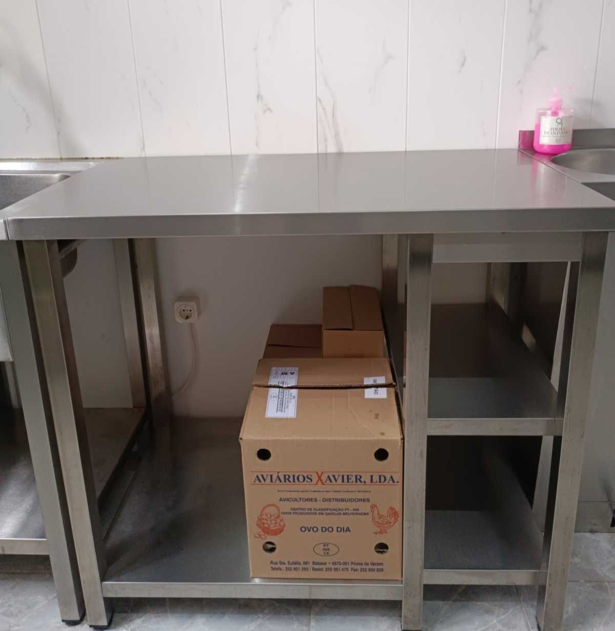 Mesa ou Bancada. INOX.