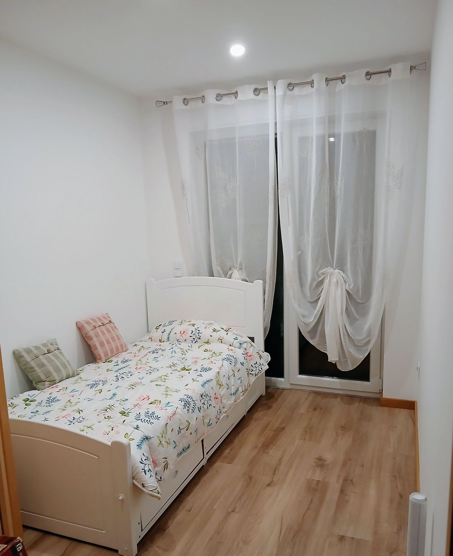 Aluguer de quarto só  a mulheres