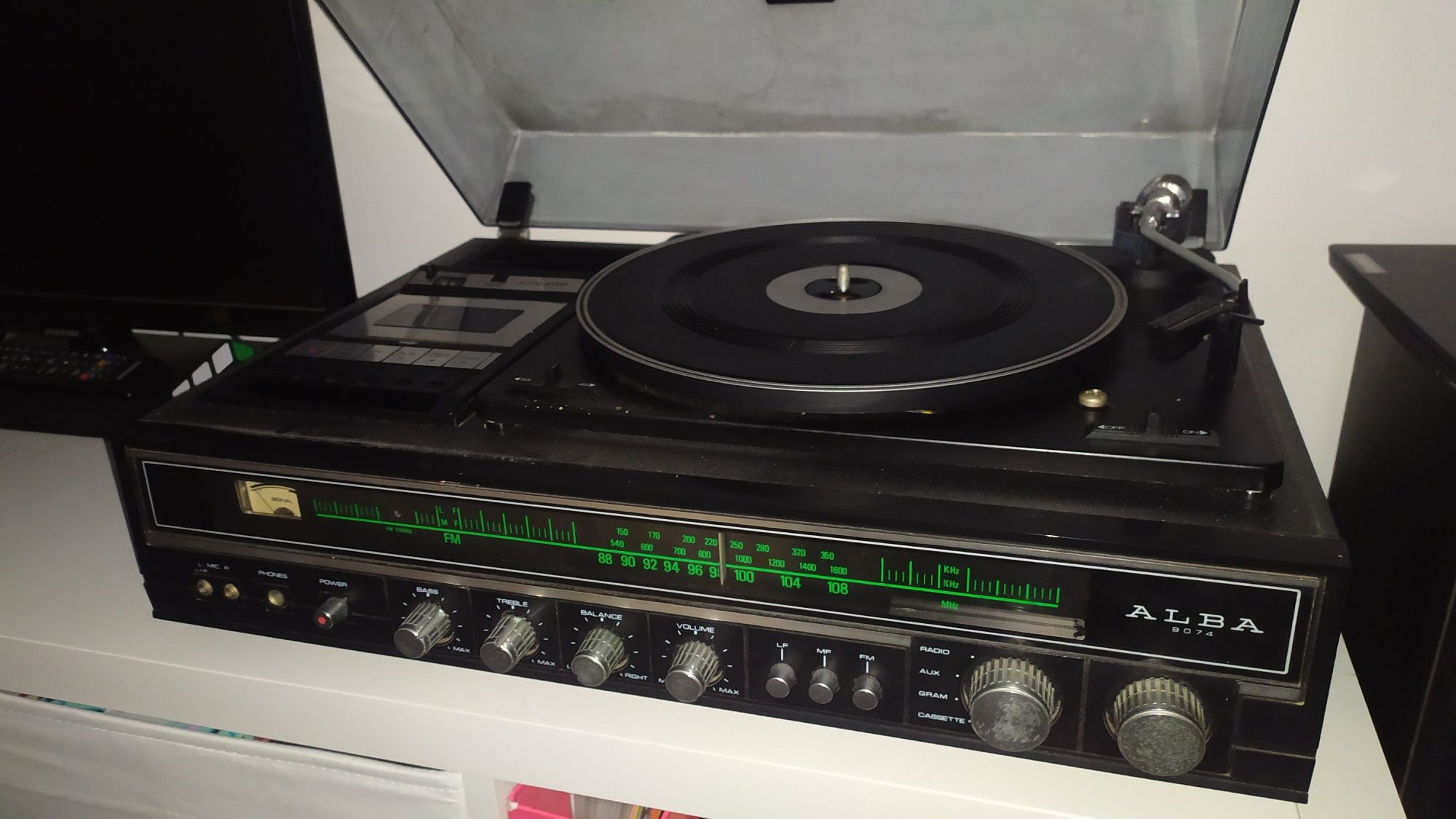 Gira discos/cassetes/rádio Vintage + 2 colunas