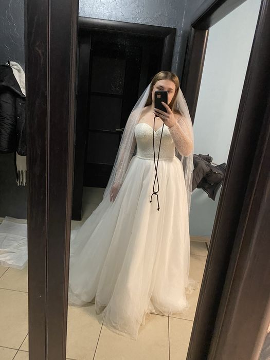 Весільна сукня і фата