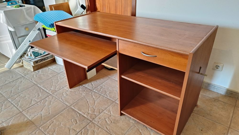 Secretária com gaveta e tabuleiro para teclado
