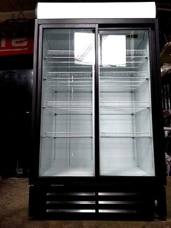 Вітрина-шафа холодильна для напоїв та продуктів харчування.