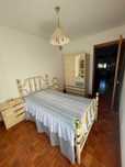 Cama com colchão, duas mesinhas de cabeceira, roupeiro e escrivaninha