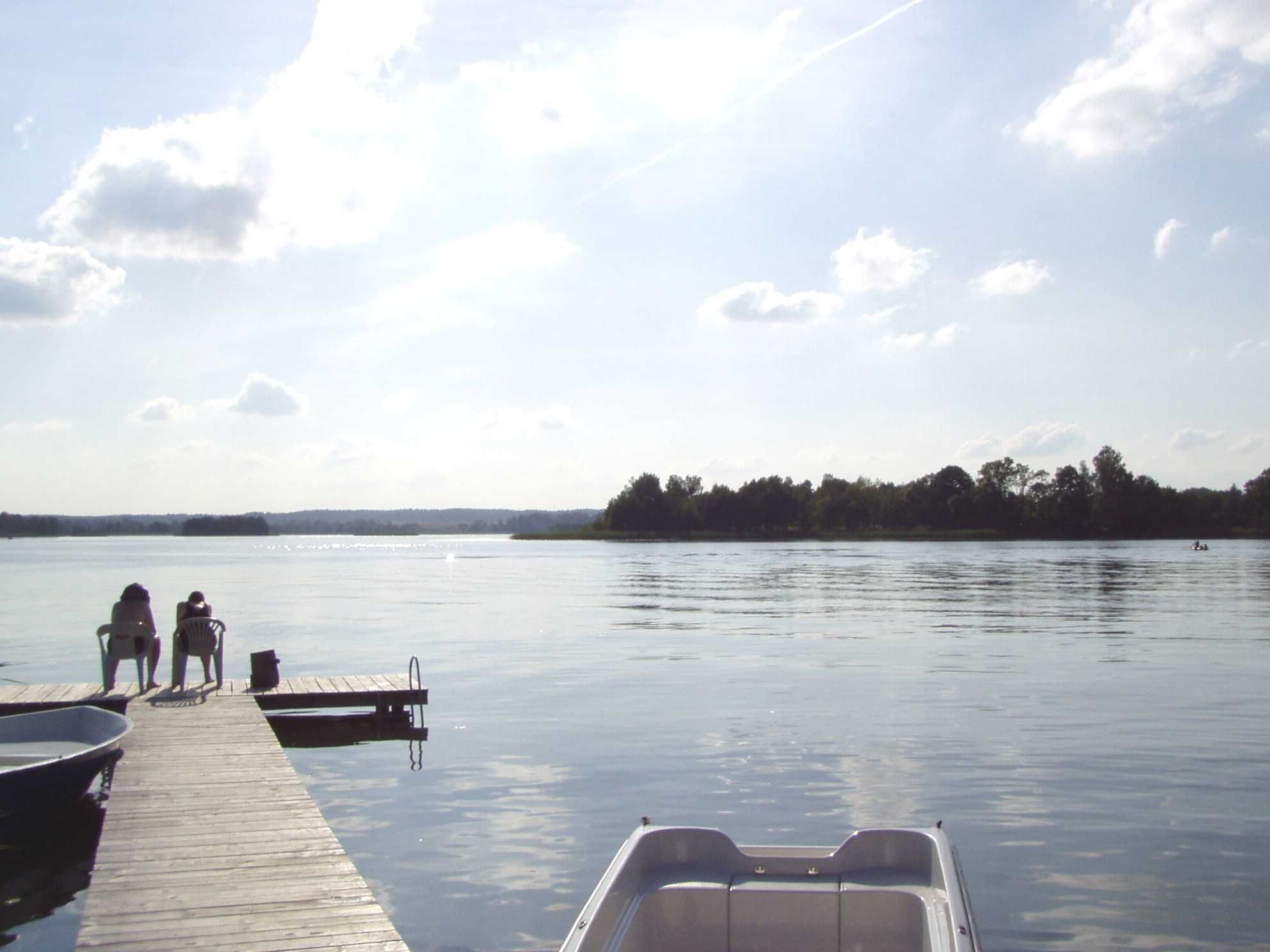 Wypoczynek nad jeziorem. Urlop. Mikołajki.