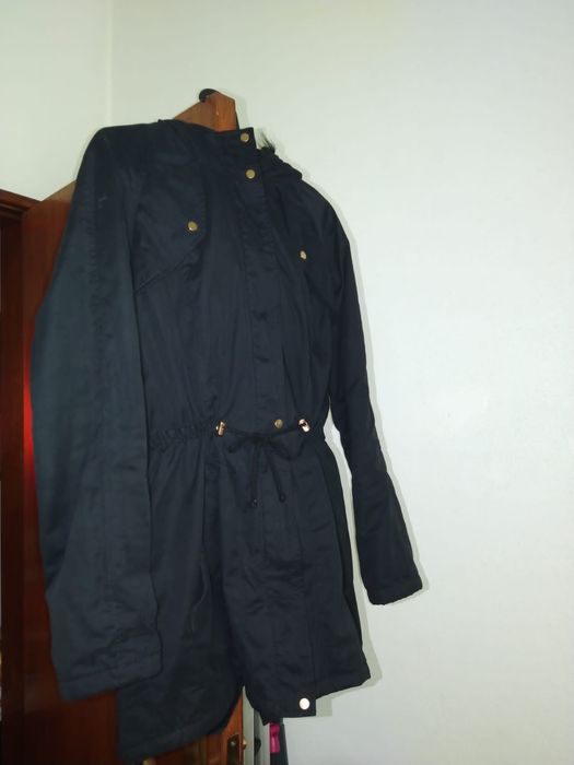 Casaco preto e um casaco com pêlo