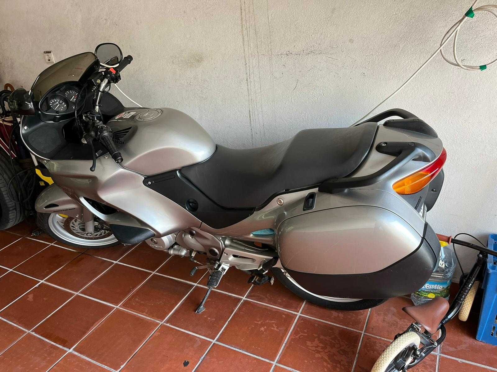 Vende-se mota Honda Deauville 650cc