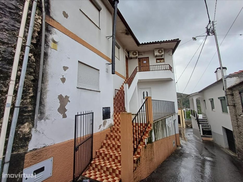 Moradia T3 para Recuperação em Vilarinho dos Freires