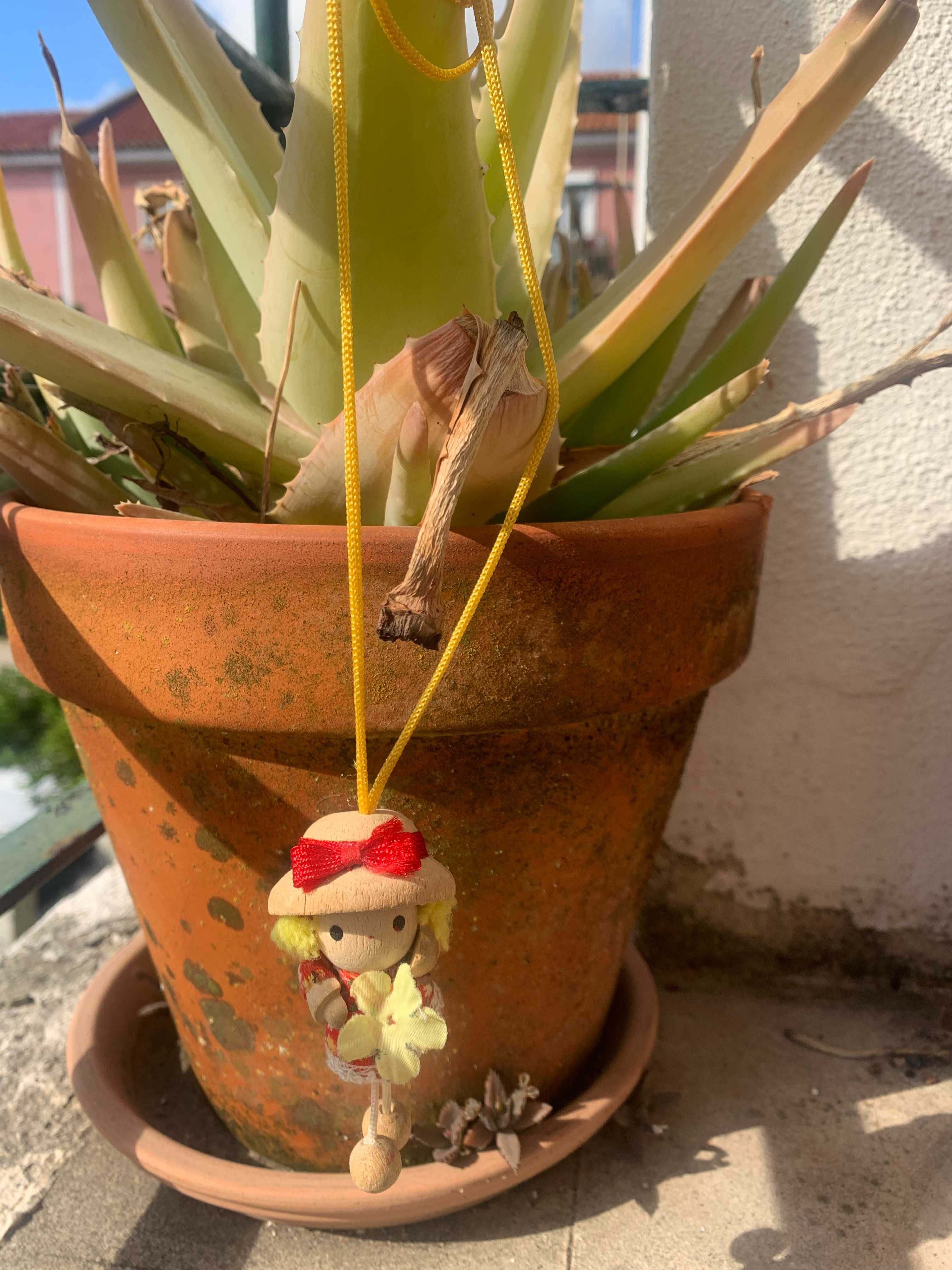 Fio amarelo com pingente boneca de madeira com pernas flexíveis