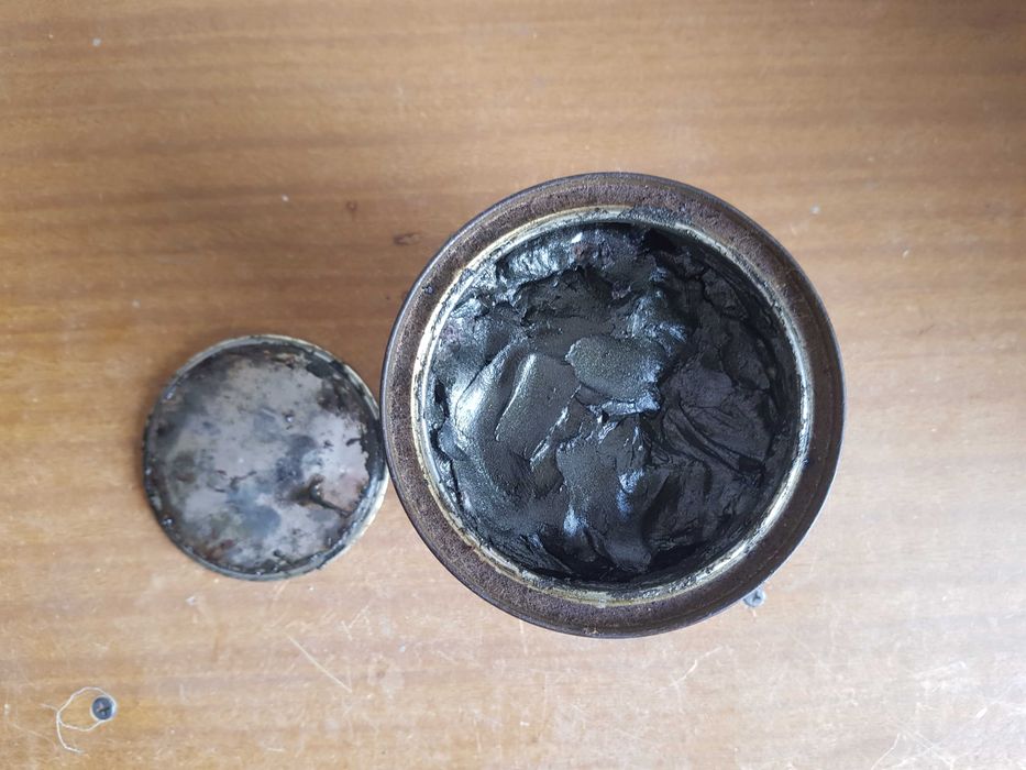 Графитовая смазка свежая (чистый вес смазки в банке 900 гр.)