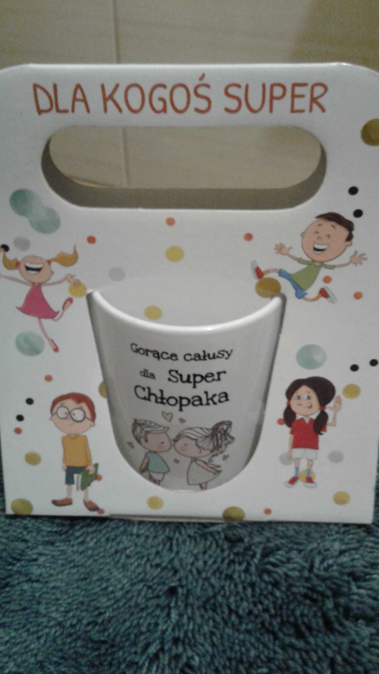 Kubek z napisem dla super chłopaka w opakowaniu.