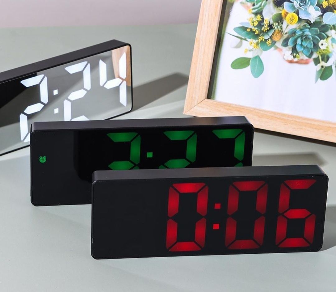 Nowoczesny Zegar LED – Styl i Funkcjonalność