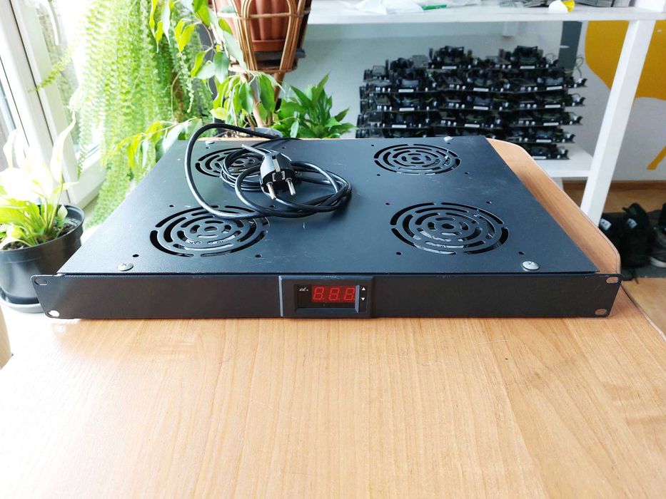 System chłodzenia do szafy rack 1U z termostatem