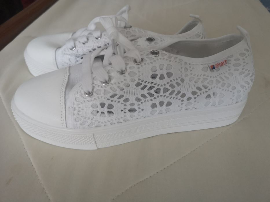 Ténis brancos 38-39.