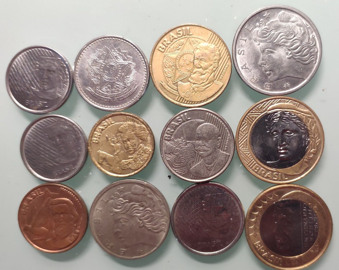 Conjunto de moedas de real, centavo de real e cruzeiro